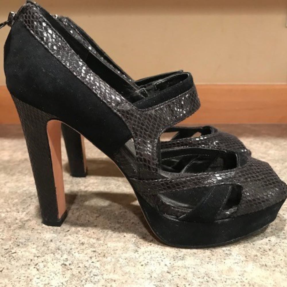 WHITE HOUSE BLACK MARKET SUEDE/SNAKE-EMBOSSED HEEL